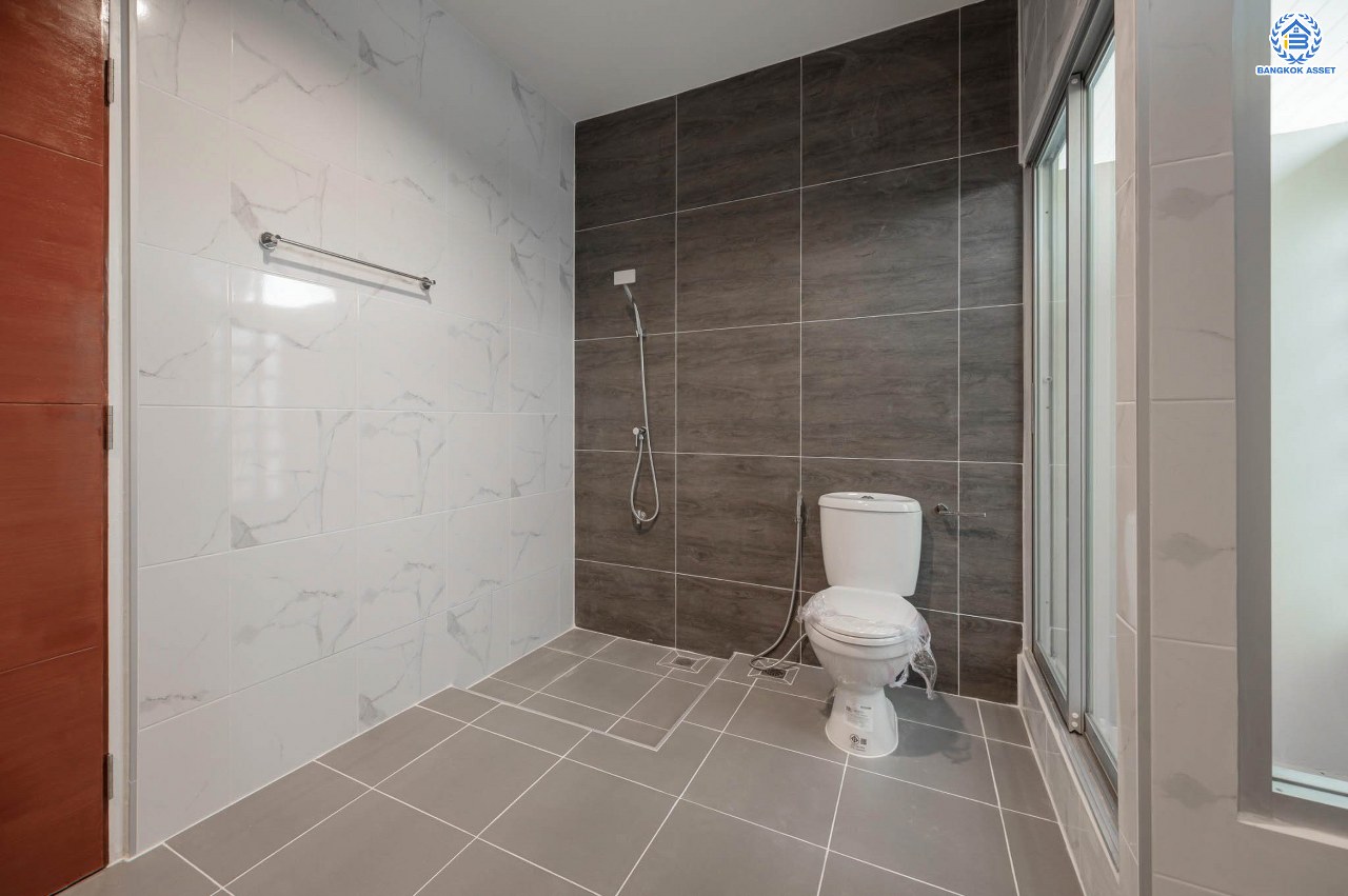 บ้านมือสองตกแต่งใหม่ โครงการ ปารวีร์ เพชรเกษม63 เนื้อที่ 82.4 ตร.ว. ฟังก์ชัน 3 ห้องนอน 4 ห้องน้ำ 1 ห้องแม่บ้าน 2 ที่จอดรถ บนพื้นที่ใช้สอย 244.52 ตร.ม. ทำเลศักยภาพ เชื่อมต่อหลายเส้นทาง ใกล้เดอะมอลล์บางแค จุดขึ้นทางด่วน "พระราม2" และรถไฟฟ้าสายสีน้ำเงิน "สถานีหลักสอง"